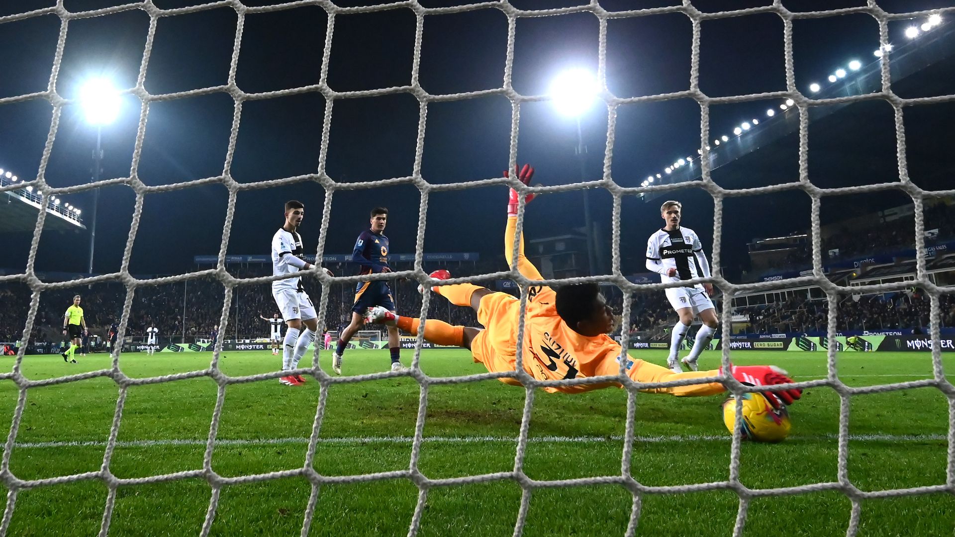 驚異的なセーブ見せた鈴木彩艶、敗戦もチーム最高評価に「素晴らしい